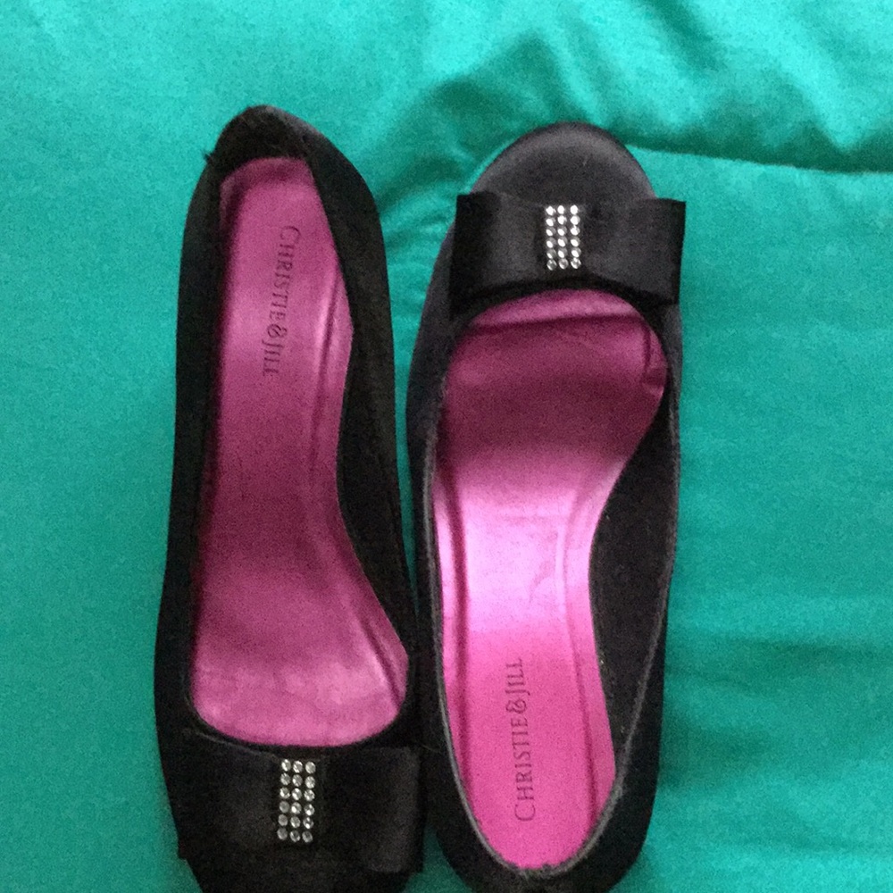 Black wedges